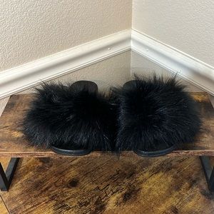 EXTRA FLUFFY BLACK FAUX FUR SLIDES SIZE 8
